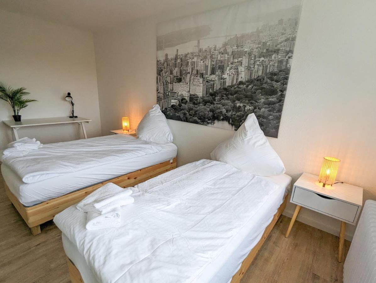 Apartment Mit Kueche, Arbeitsplatz Und Xxl Sofa Neuss Exterior foto